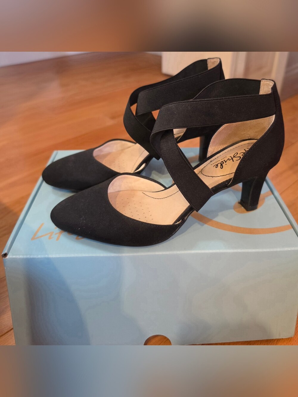 Life Stride Soft System Black Crisscross Mid-Heel Pumps 7.5W; 2 3/4 Heel